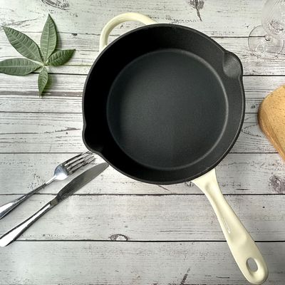 鋳鉄のエナメルの上塗を施してあるフライ パンの非棒の耐久の黒い内部