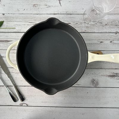 鋳鉄のエナメルの上塗を施してあるフライ パンの非棒の耐久の黒い内部