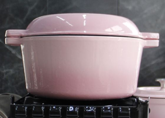 ピンクは1の前に乾燥した鋳鉄鍋のふたおよびダッチ オーブン2にエナメルを塗った