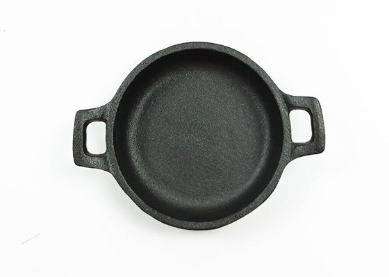 古典は前に2つの側面のハンドルが付いている鋳鉄のフライ パン24cmに味をつけた