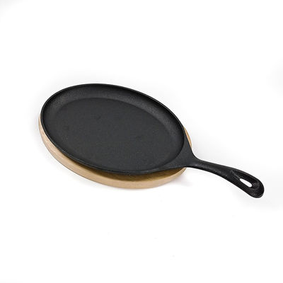 木の基礎Fajitaが付いているマットの黒の鋳鉄のじゅーじゅーいう音の大皿BSCI